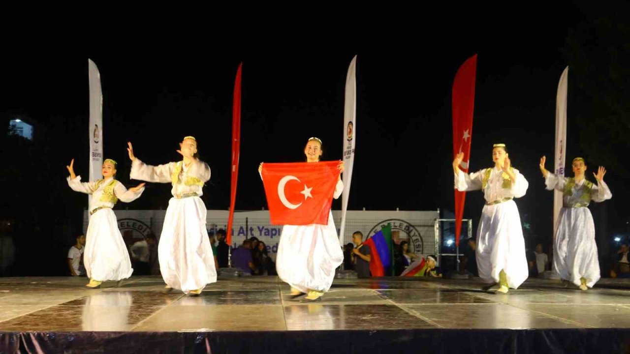 Denizli’de halk dansları şöleni yaşanıyor