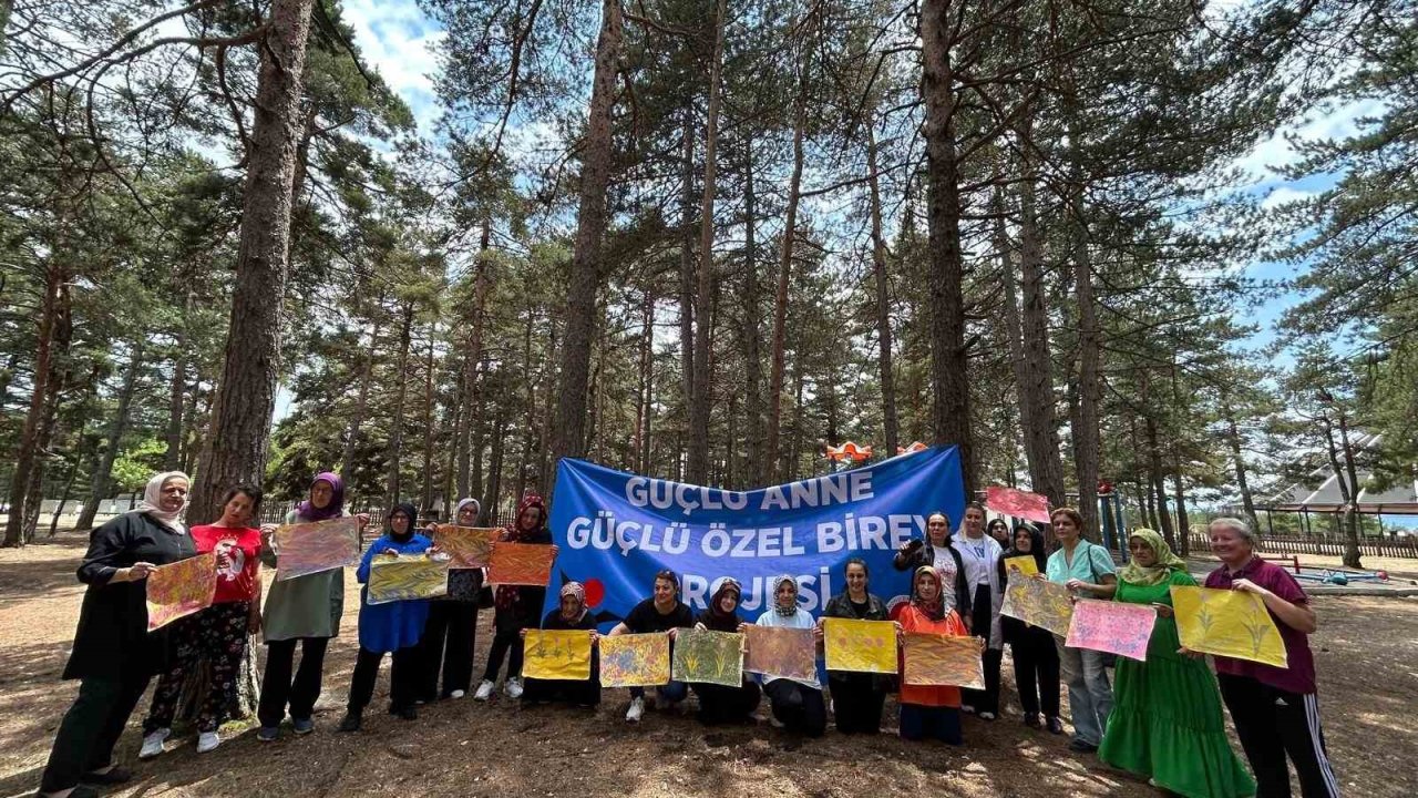 Kastamonu’da özel bireyler ile anneleri, doğada ebru yaparak stres attı