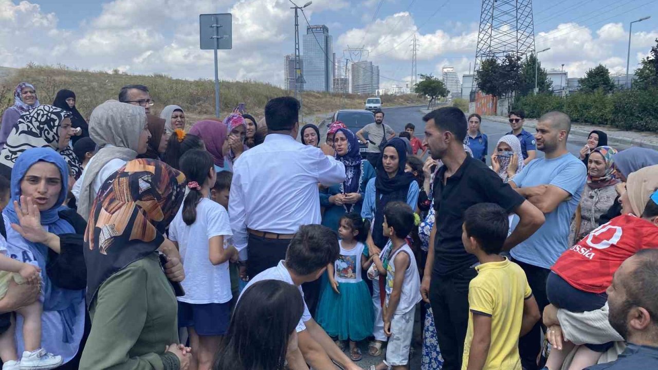 Okulun kapanacağı iddiası velileri sokağa döktü; yolu kapattılar