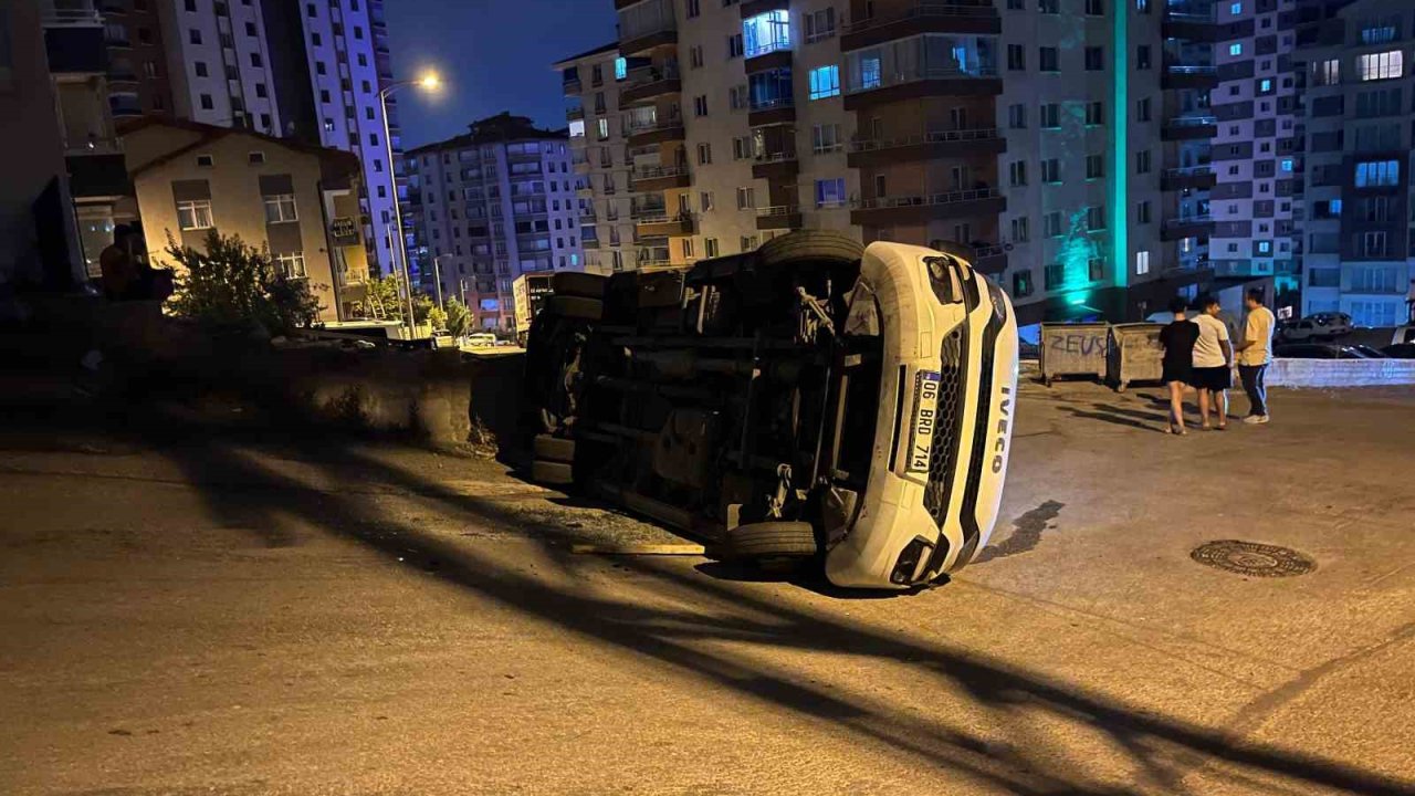 Ankara’da servis aracı devrildi