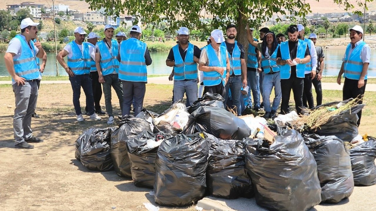 Cizre’de denetimli serbestlik yükümlüleri parkları temizledi