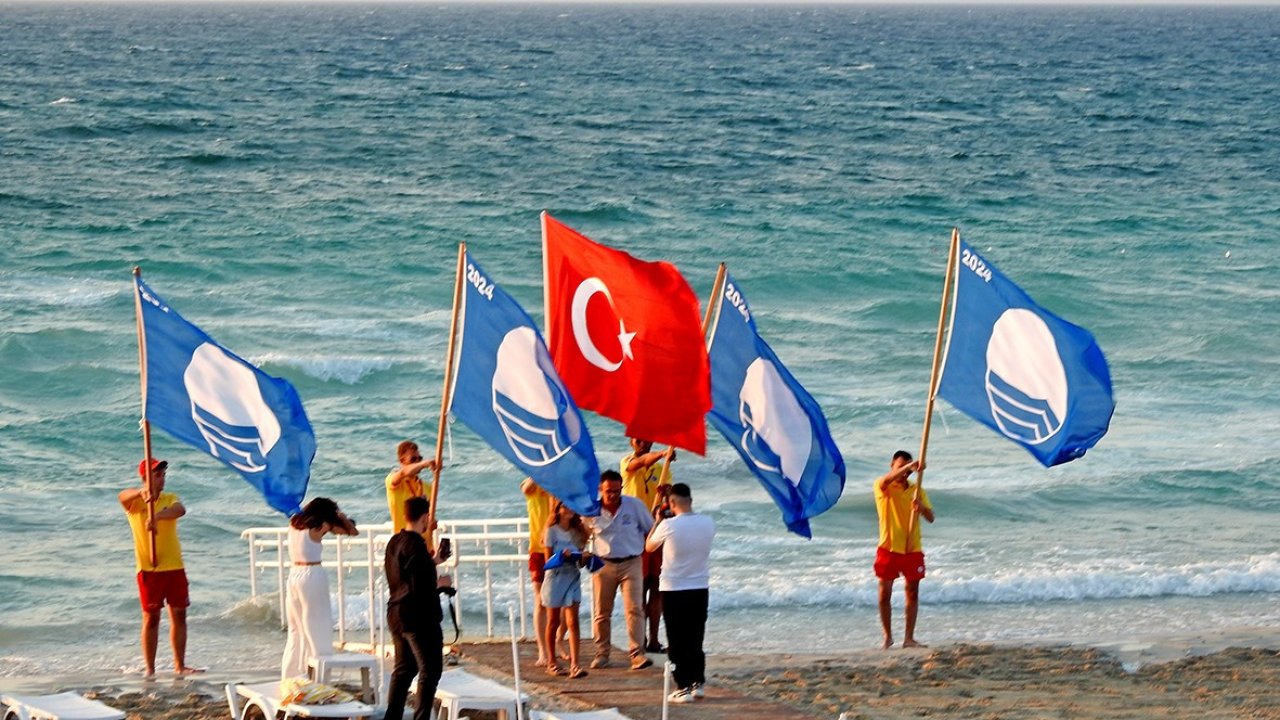 Dünyaca ünlü Ilıca Plajı’na üst üste 5. kez mavi bayrak