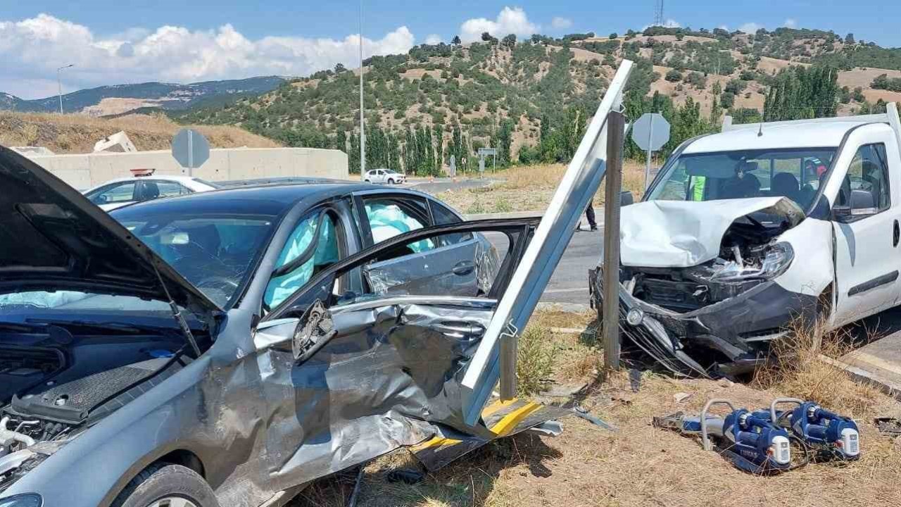 Amasya’da otomobil ile hafif ticari araç çarpıştı: 6 yaralı