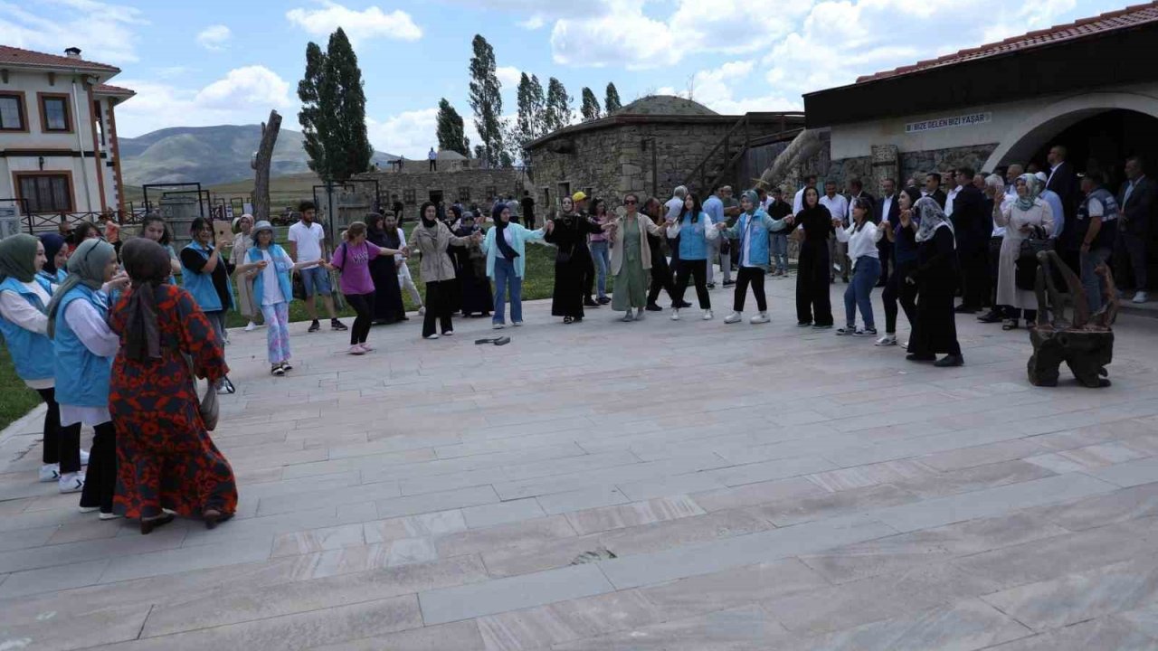 Kenan Yavuz Etnografya Müzesinde türkü dolu saatler