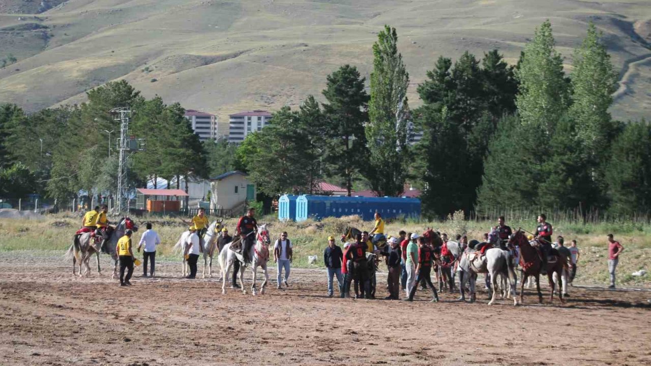 Cirit müsabakasında atlar çarpıştı yürekler ağızlara geldi