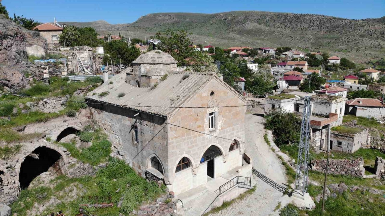 Aksaray’daki 244 yıllık kiliseden çevrilen cami imam bekliyor