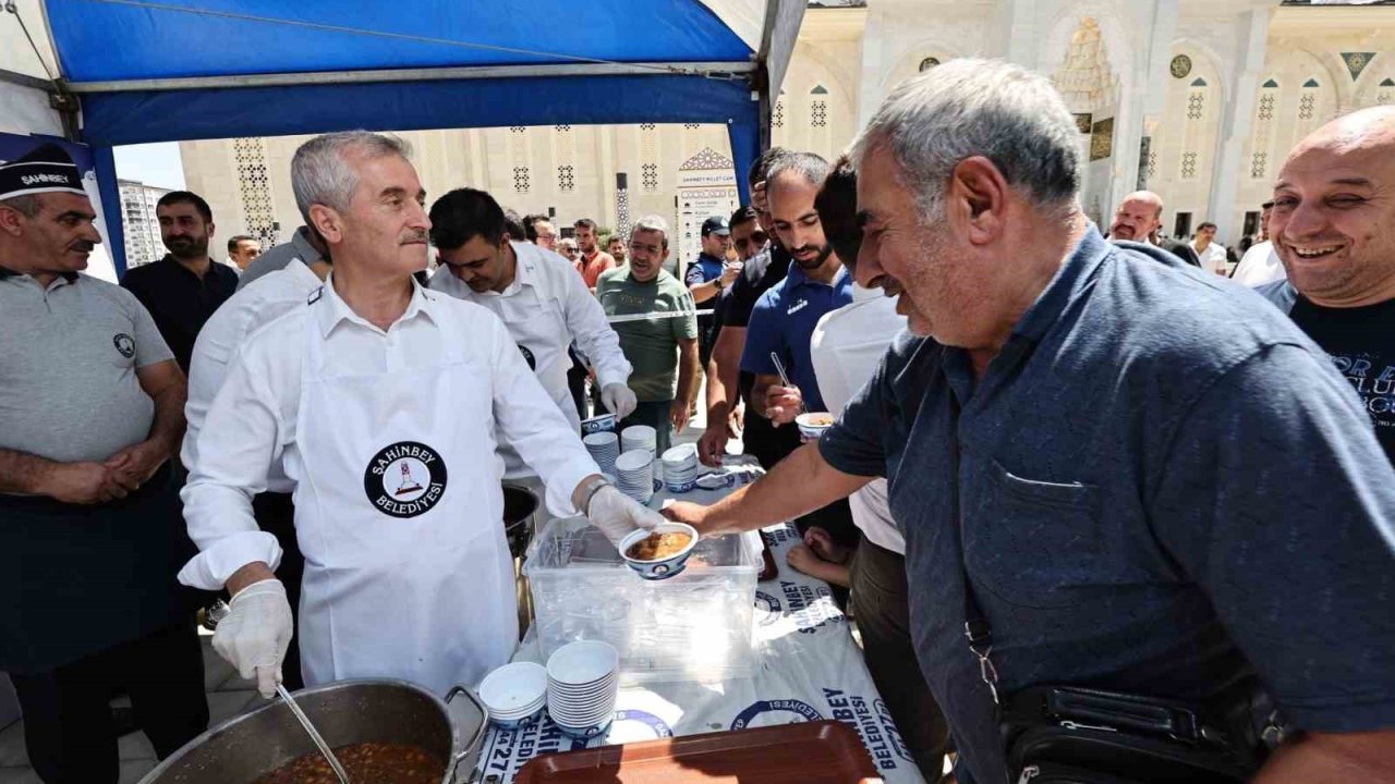 Gaziantep’te her gün 12 bin kişiye aşure ikram ediliyor