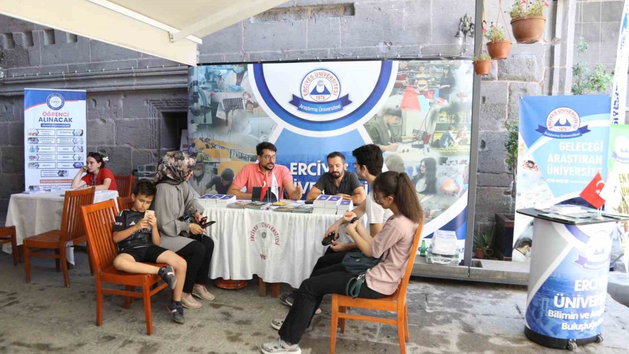 ERÜ’nün tercih danışmanlığı standı ilgi görüyor