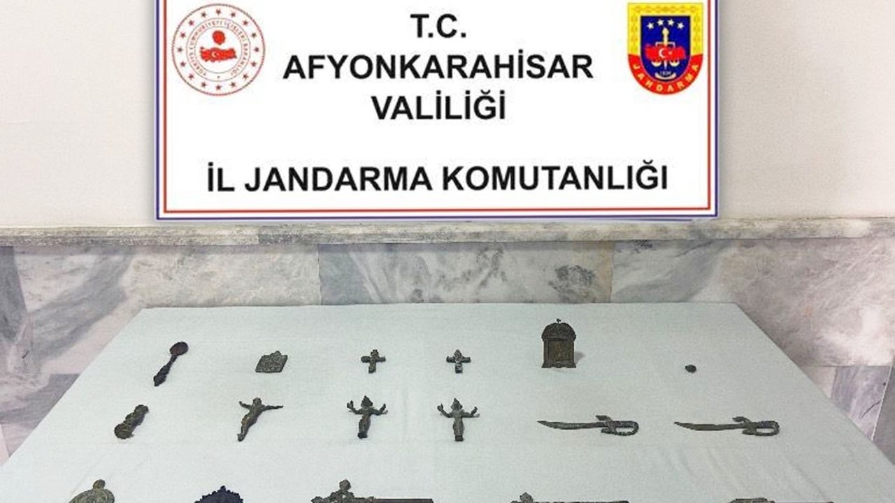 Taş toplarken bulduğu tarihi eserleri jandarmaya teslim etti