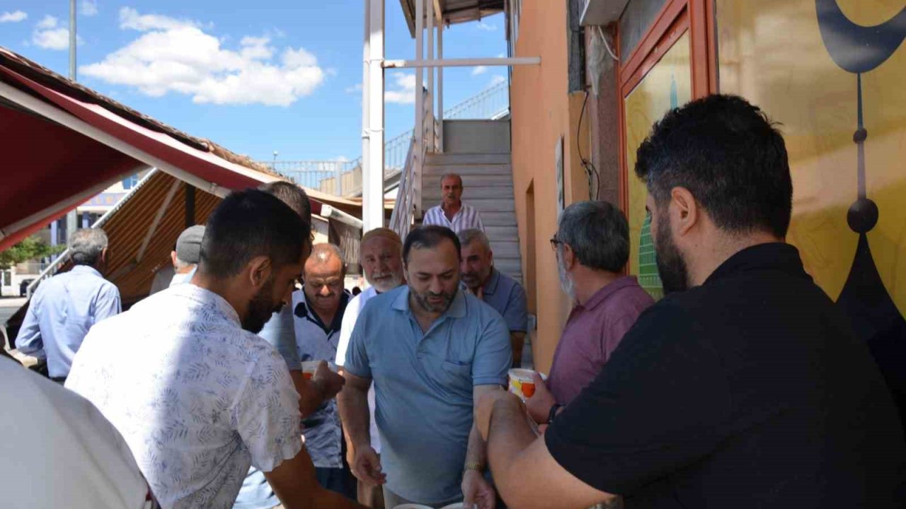 Tercan’da camii cemaatine aşure dağıtıldı