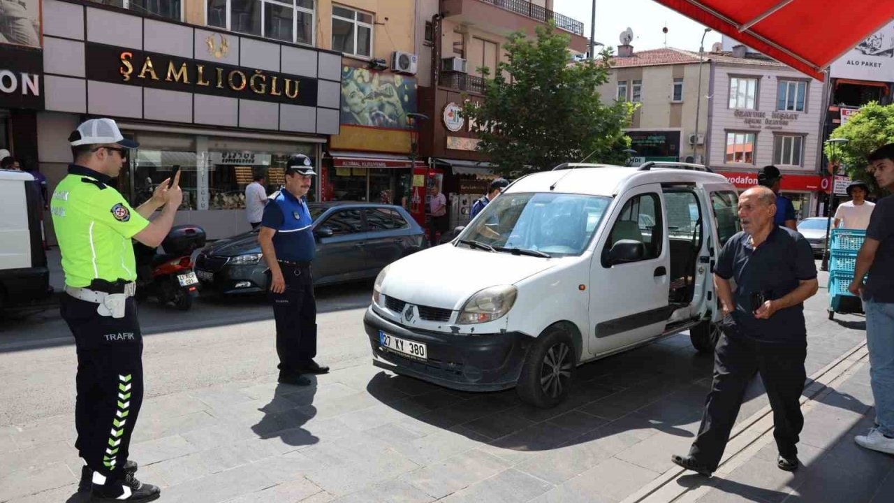 Kırıkkale’de polis ve zabıtadan denetim: Hatalı park yapanlara ceza yağdı