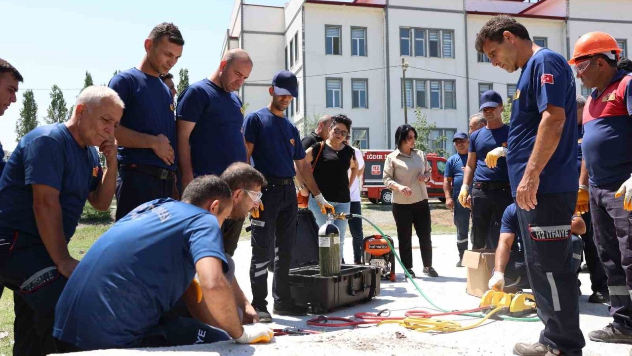 AFAD’tan , itfaiye personeline arama kurtarma eğitimi verdi