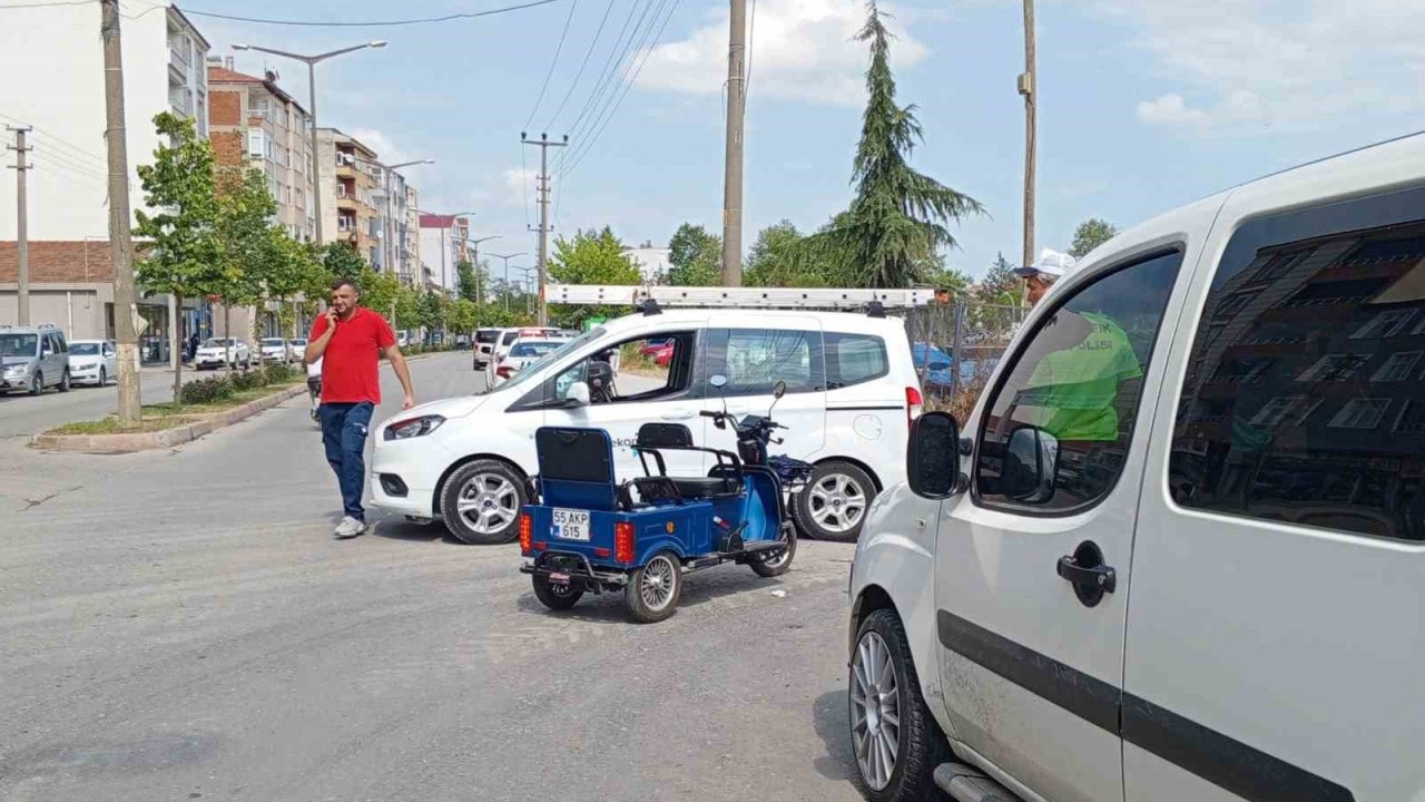 Üç tekerlekli elektrikli bisiklet devrildi: 2 yaralı