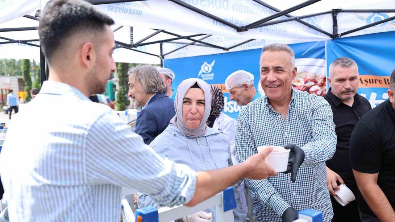 Sultangazi Belediye Başkanı Dursun vatandaşlara aşure dağıttı