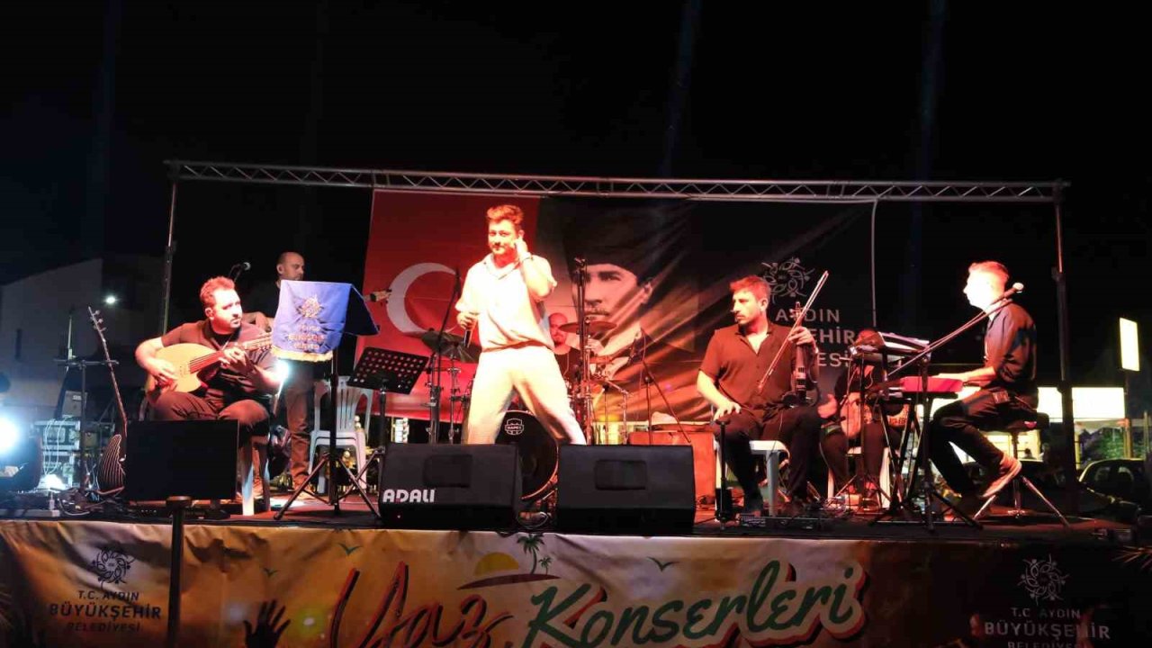 Kuşadalılar Aydın Büyükşehir Belediyesi’nin yaz konserleri ile doyasıya eğlendi