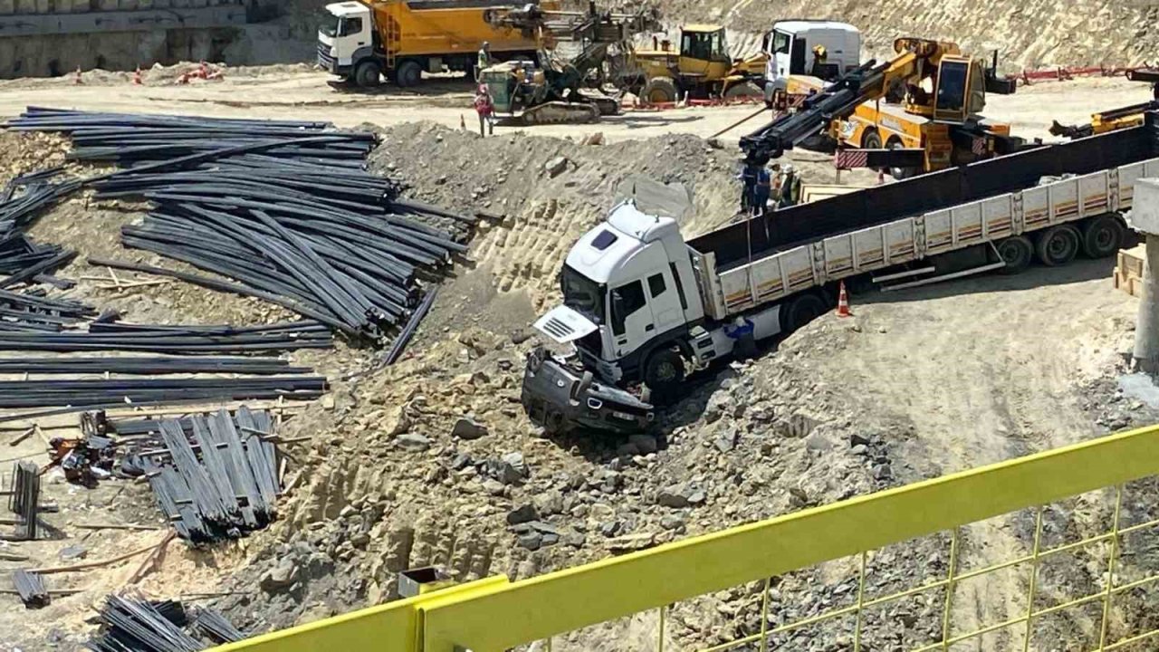 Bahçelievler’de inşaat alanında freni boşalan demir yüklü tır otomobili biçti