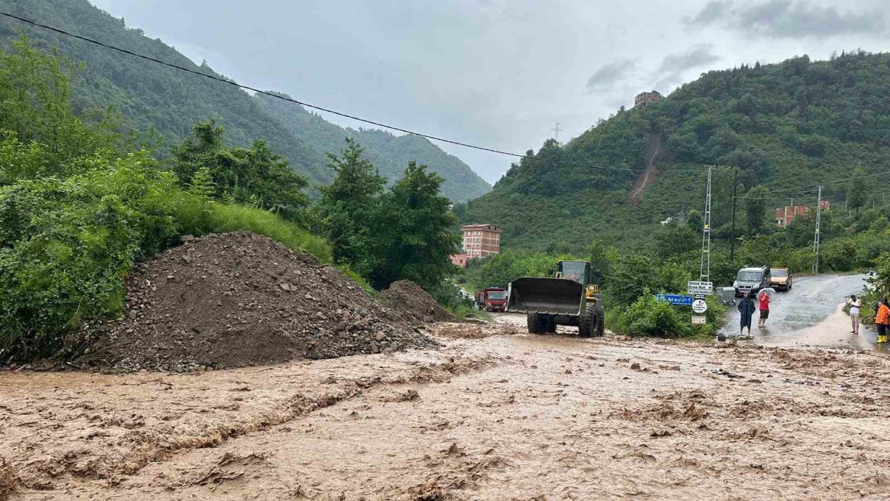 Belediye ekipleri şiddetli yağışlar sonrası kapanan yolları ulaşıma açtı