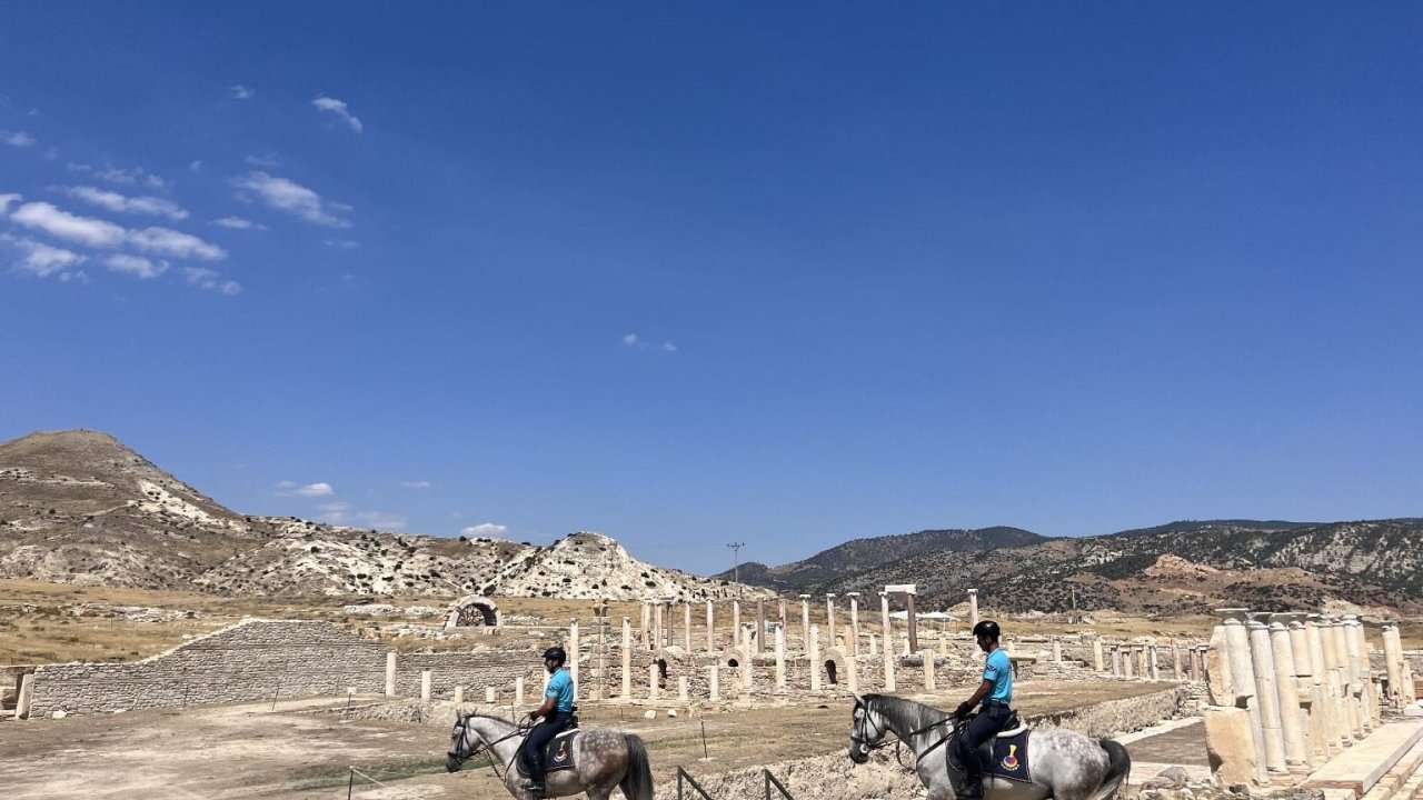 Atlı jandarma timi Tripolis’te devriye gezdi