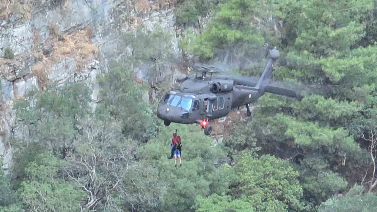 Kazdağları’nda Şahinderesi Kanyonu’nda mahsur kalan 10 kişi helikopter ile kurtarıldı