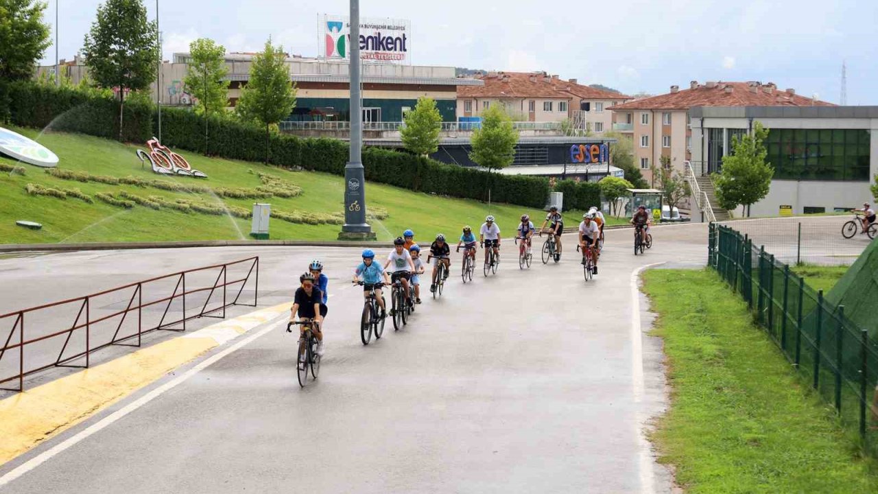 Büyükşehir, geleceğin şampiyon pedallarını Ayçiçeği Vadisi’nde keşfediyor