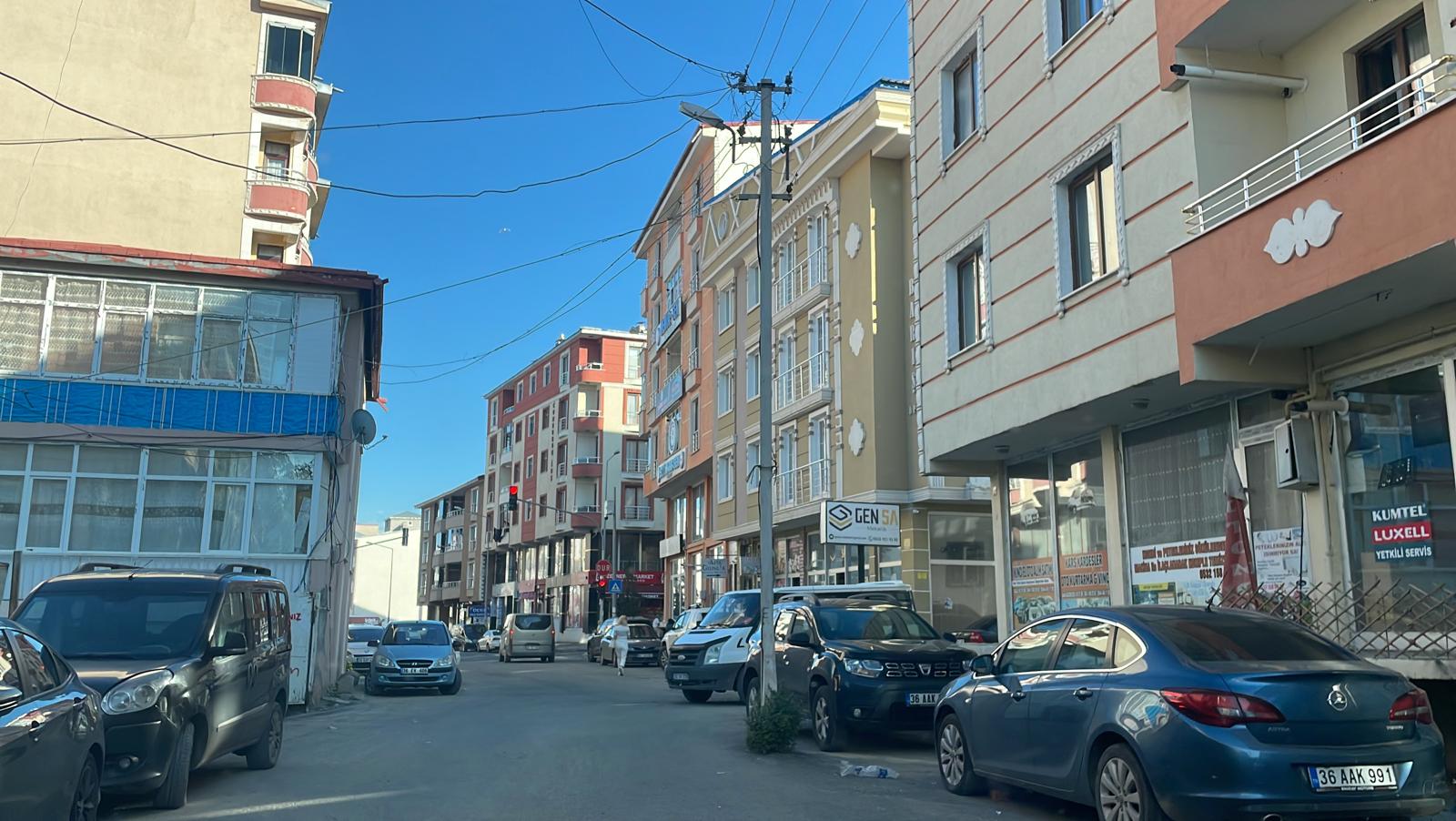 Kars'ta yol ortasındaki direkler kazaya davetiye çıkarıyor.