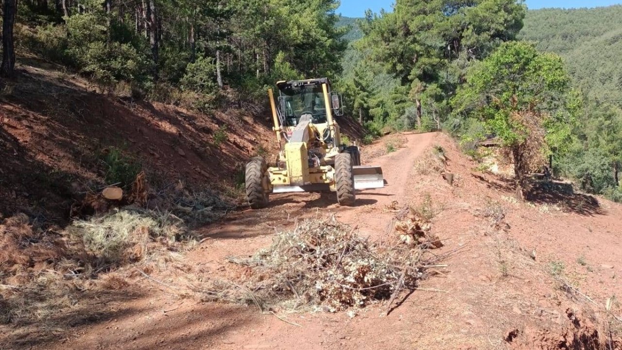 Karacasu’da bozuk orman yollarında düzenleme çalışmaları gerçekleştiriliyor