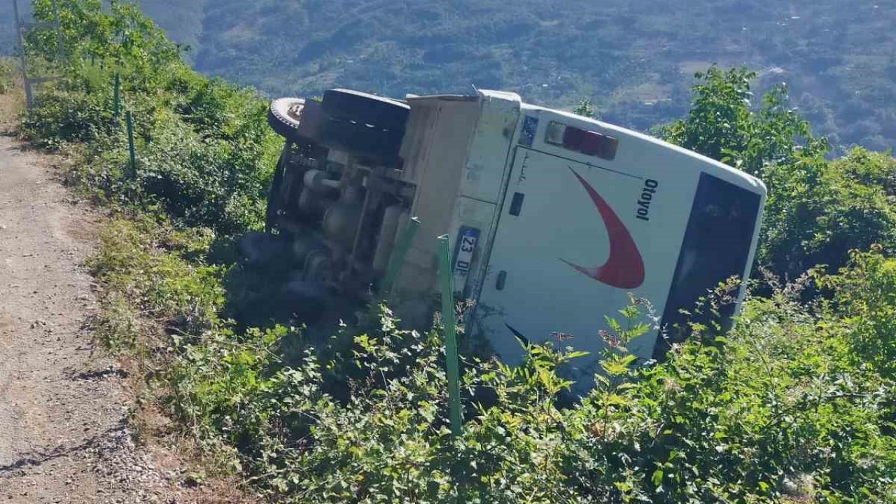 Türkeli’de servis otobüsü devrildi