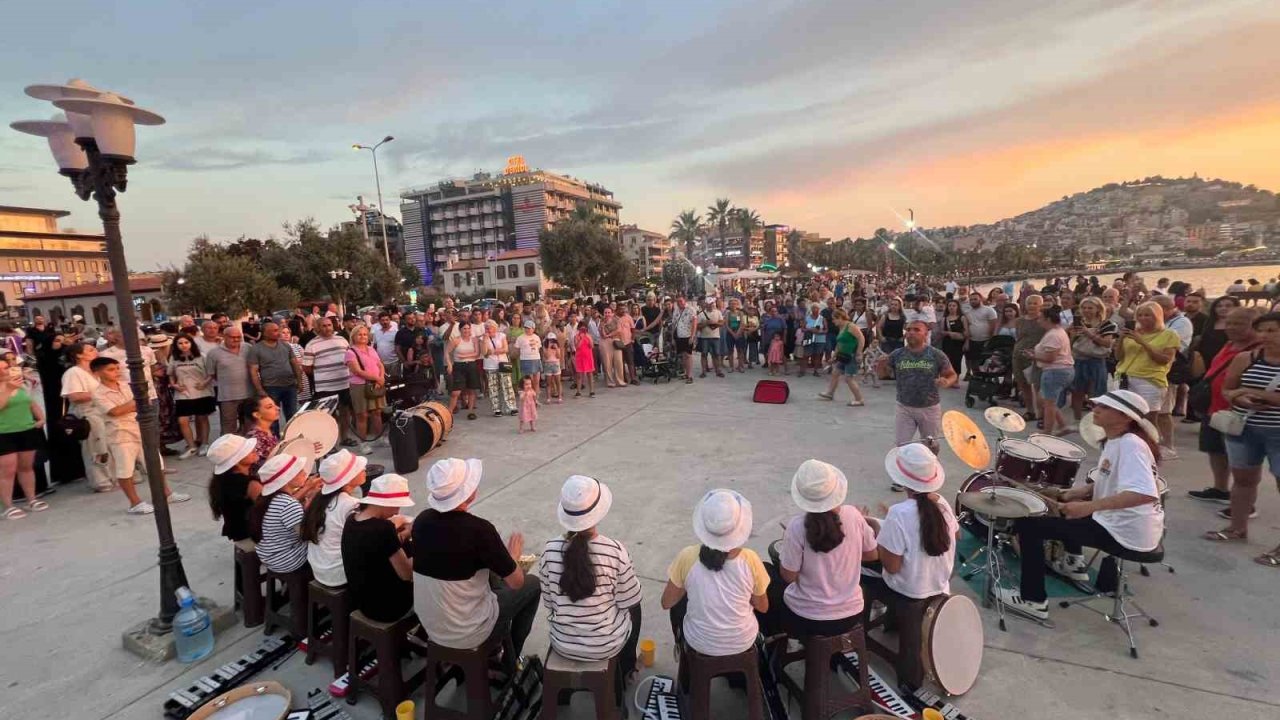 Köy çocukları tatilde binlerce turiste konser verdi