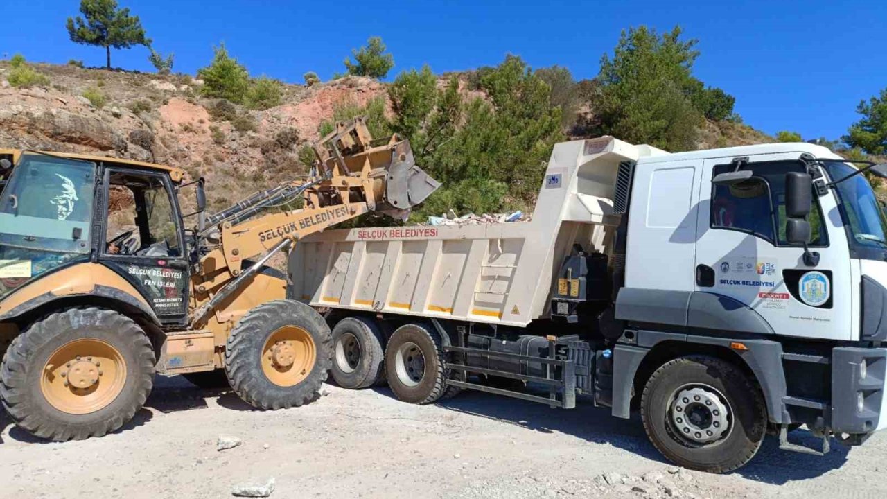 Selçuk, kent genelinde biriken molozlardan temizlendi