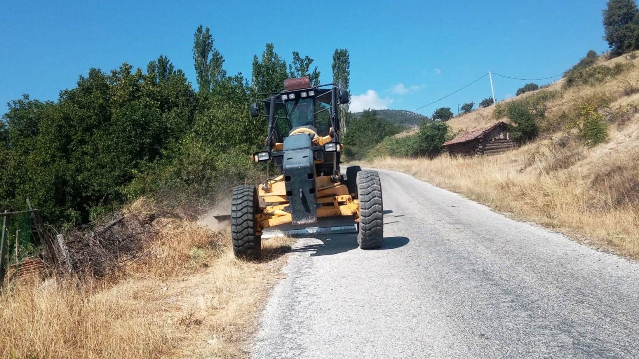 Kütahya’da orman yangınlarına karşı yol kenarları temizleniyor