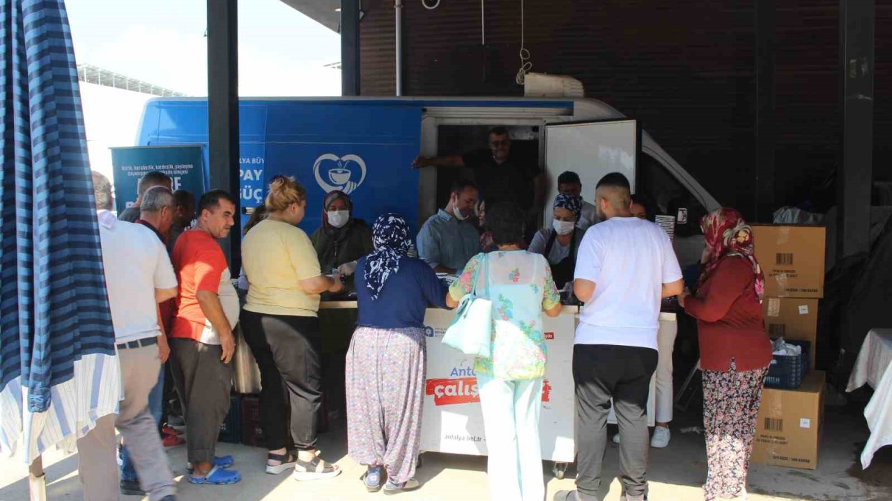 Büyükşehir Belediyesi’nin aşure ikramları sürüyor