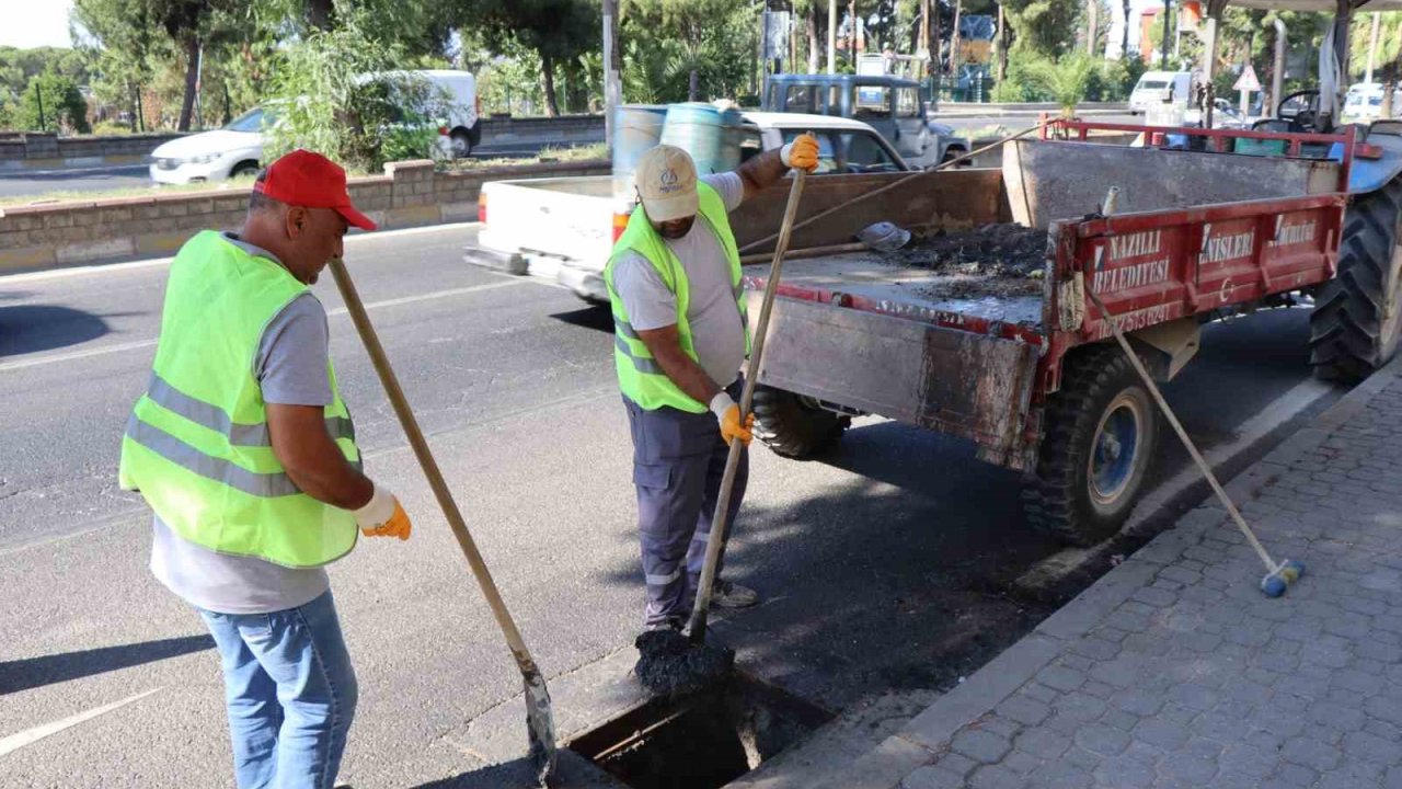 Nazilli’de karayolu güzergahı üzerinde mazgal temizliği yapıldı