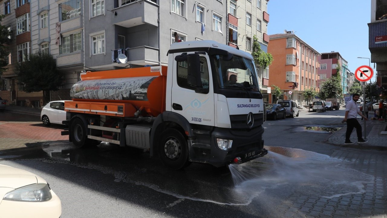 Sultangazi’de cadde ve sokaklar yıkanıyor