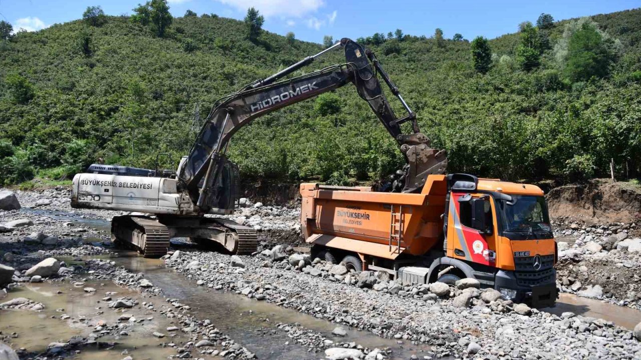 Yağış sonrası oluşan hasarın izleri siliniyor