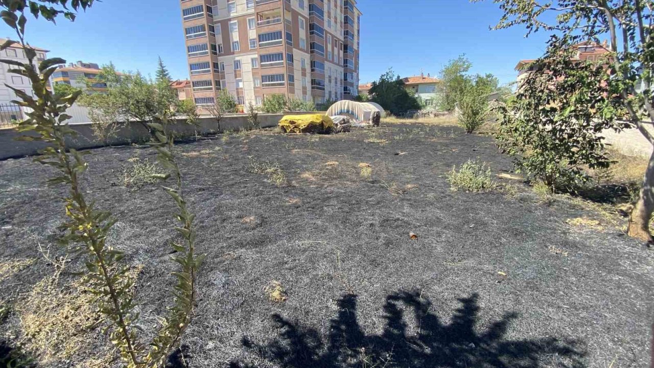 Kulu’da kuru ot yangını bahçedeki malzemelere zarar verdi