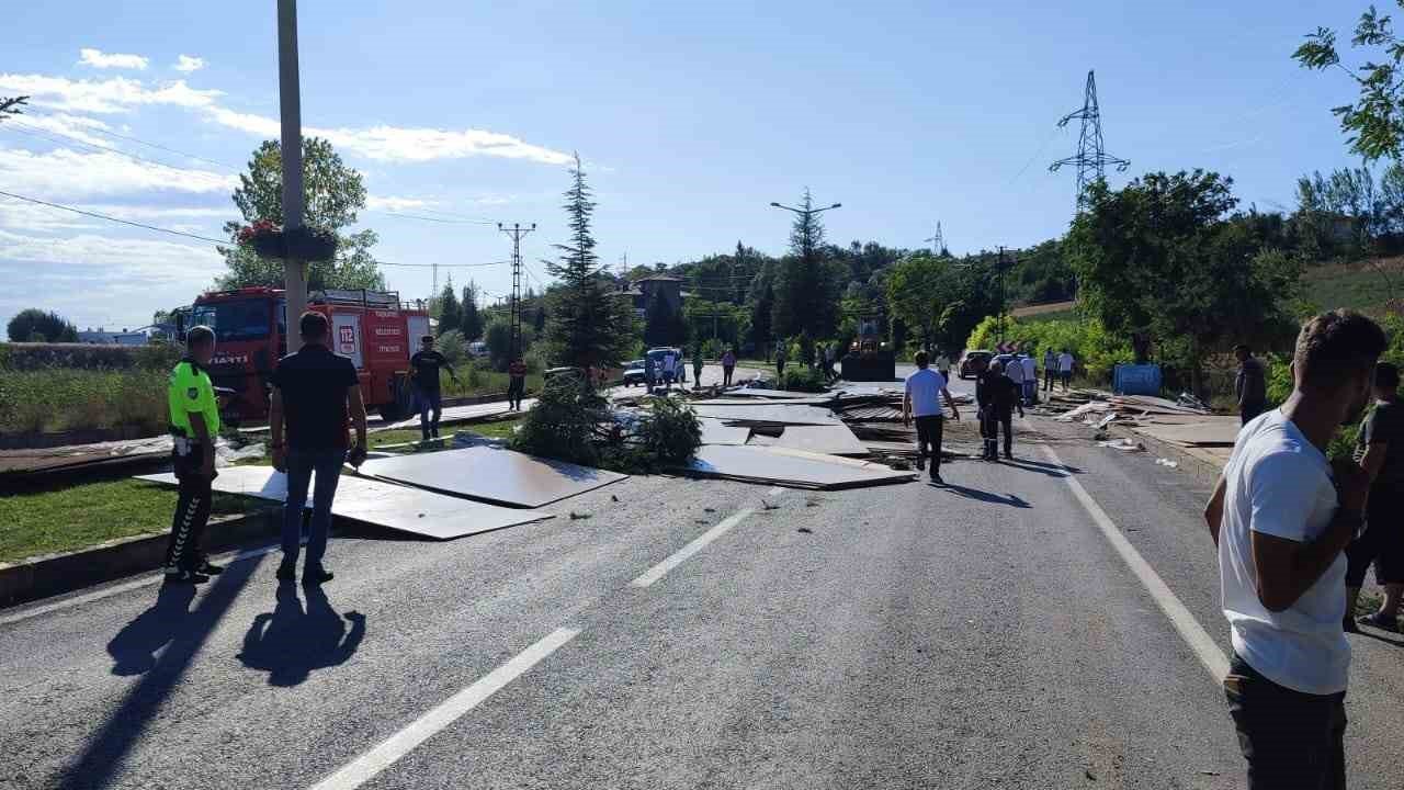 Kastamonu’da devrilen tırdaki suntalar yolu trafiğe kapattı: 1 yaralı