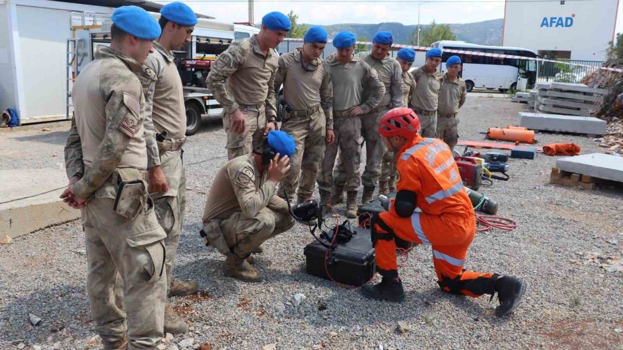 Muğla İl Jandarma Komutanlığı’nda depremde arama kurtarma eğitimi verildi