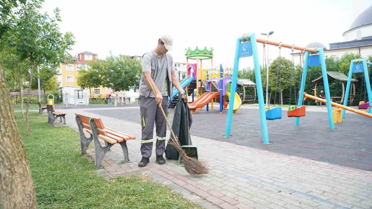 Çayırova’nın parkları düzenli olarak temizleniyor