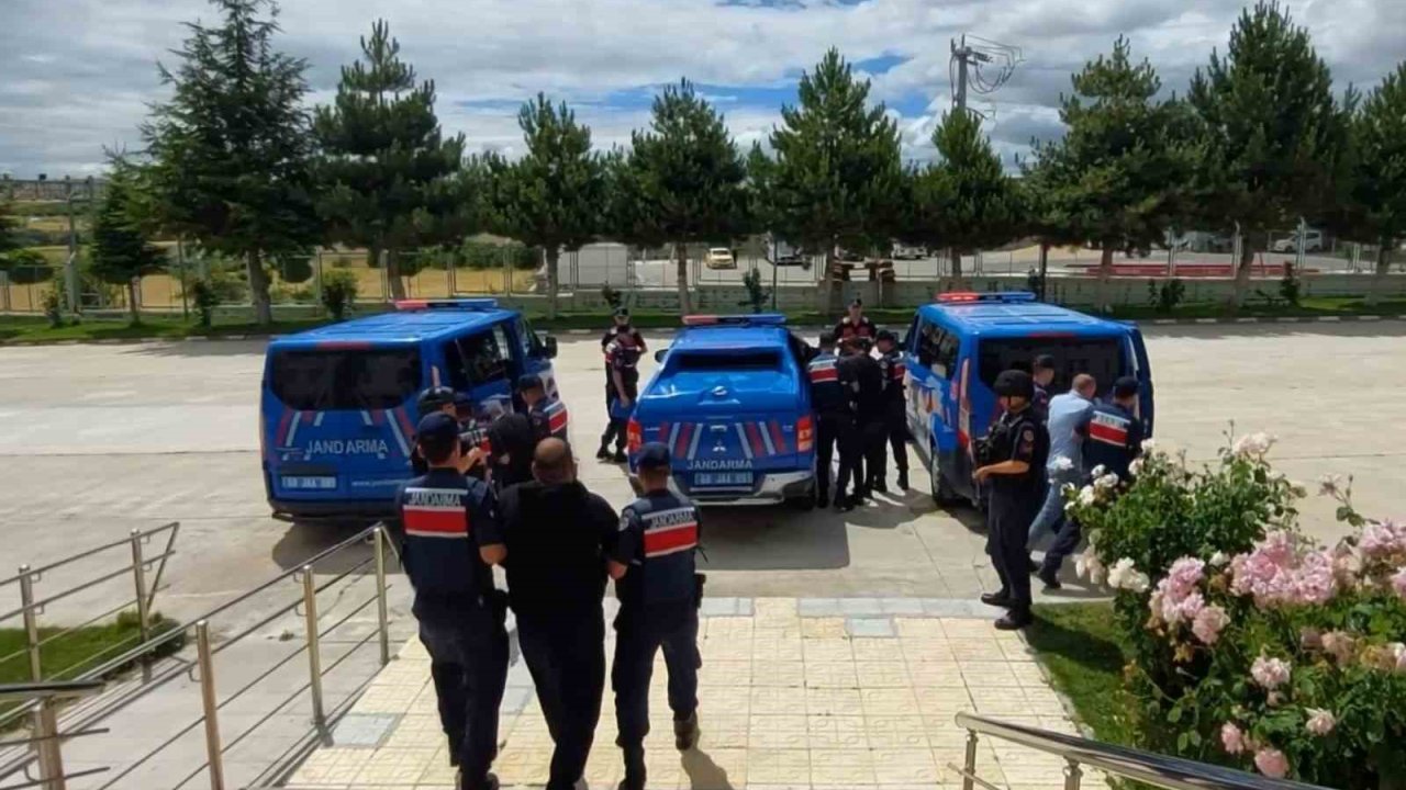 Jandarma 12 aranan şahsı yakalayarak adalete teslim etti