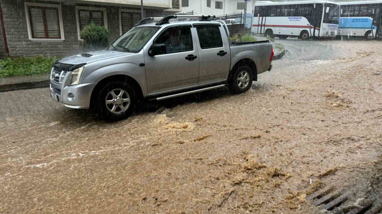 Rize’de sağanak yağış hayatı olumsuz etkiliyor