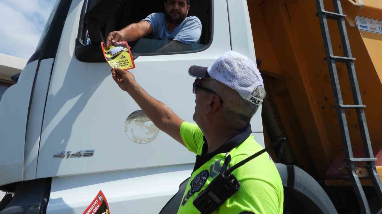 Polis ekipleri tır ve motosiklet sürücülerine bilgilendirici broşür dağıttı