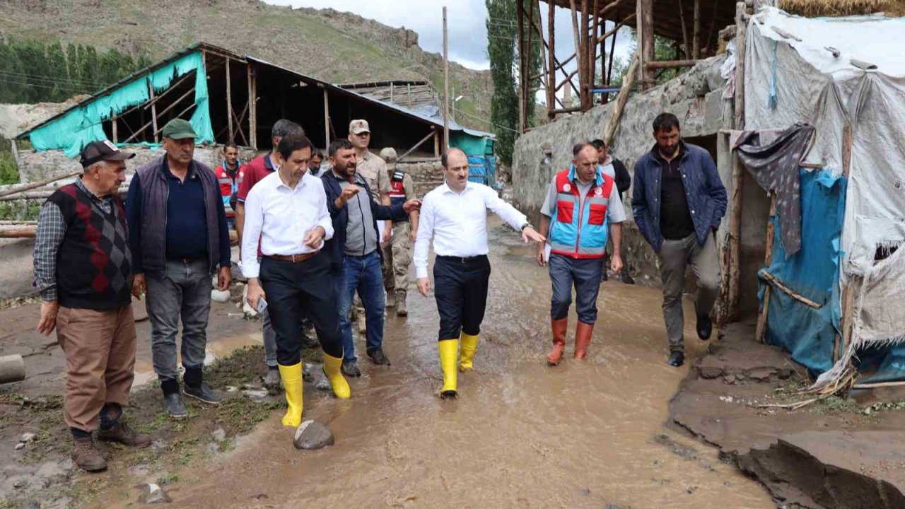 Oltu’da sağanak yağış sele dönüştü