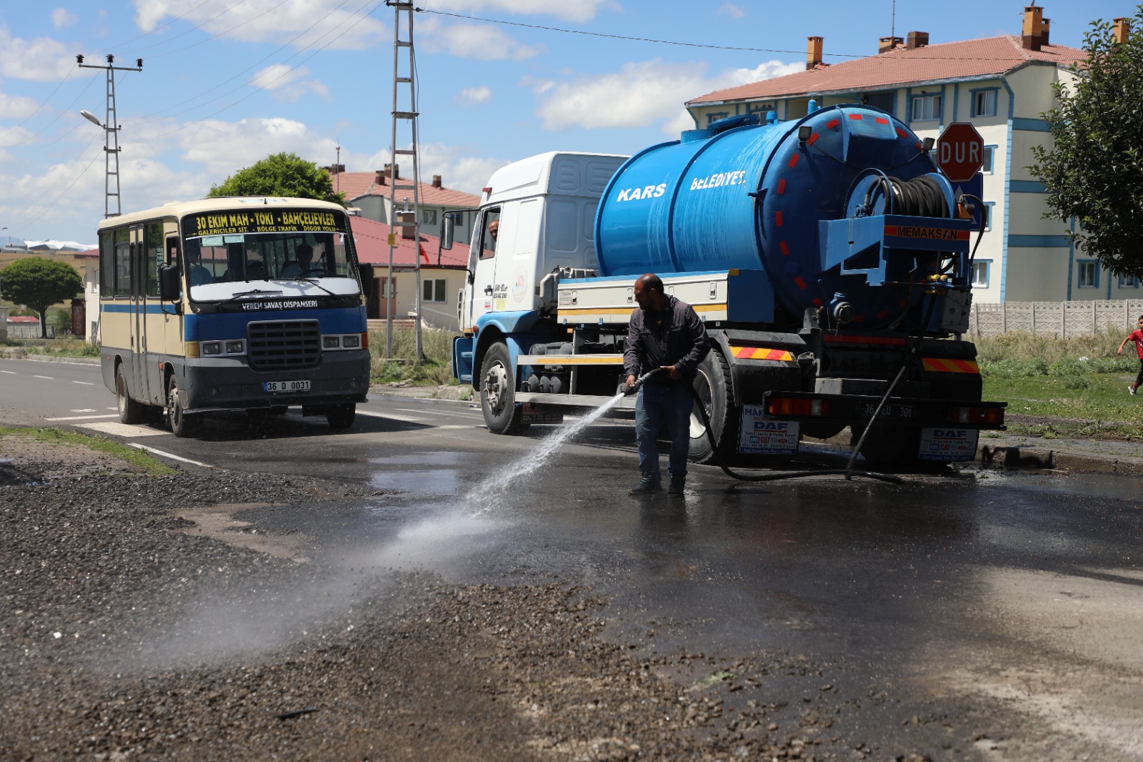 Belediye caddeleri tek tek yıkıyor