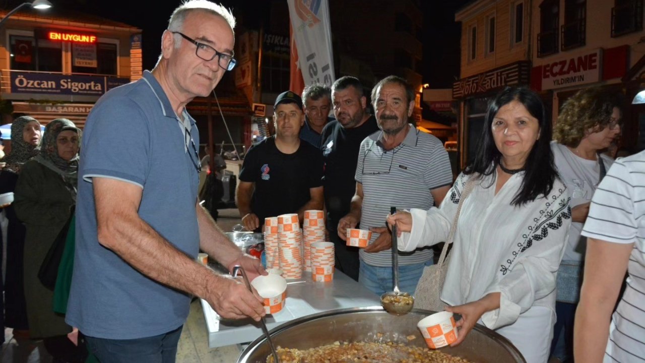 Sındırgı’da yüzlerce kişiye aşure dağıtıldı