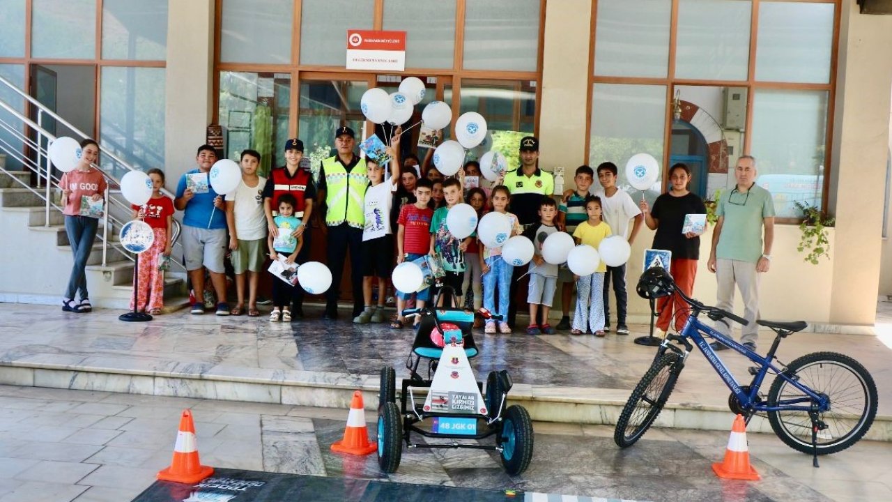 Mobil trafik güvenliği eğitim timi, öğrencilere trafik eğitimi verdi