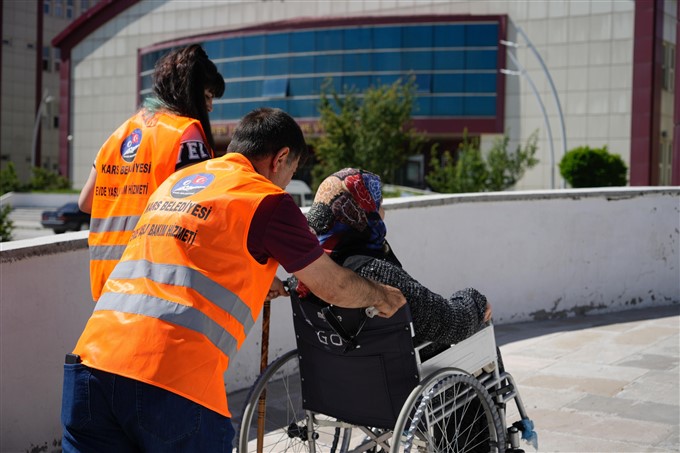 Kars Belediyesinin evde yaşlı bakım hizmeti yüzleri güldürüyor