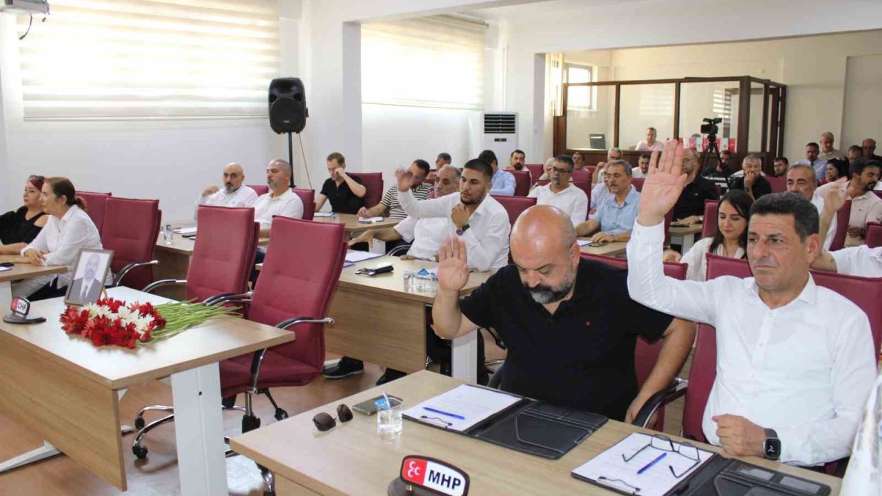 Belediye meclisinden Bolyurt’a karanfilli veda