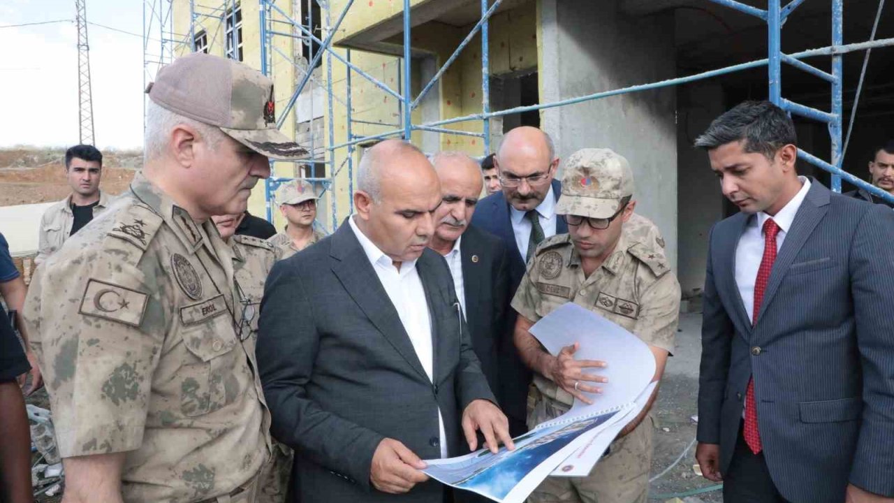 Ağrı Valisi Koç, Hamur’da inşaatları denetledi