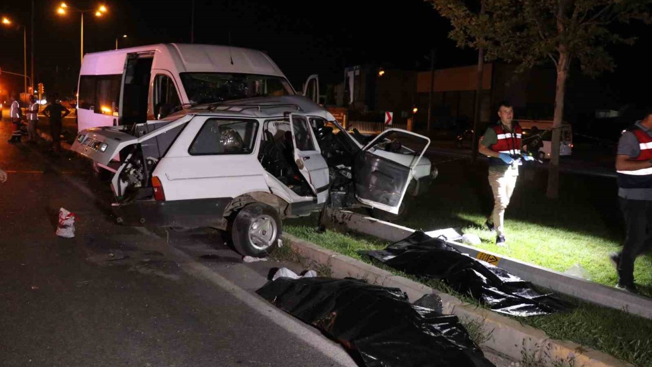 Denizli’de işçi minibüsü ile otomobil çarpıştı: 2 ölü, 10 yaralı