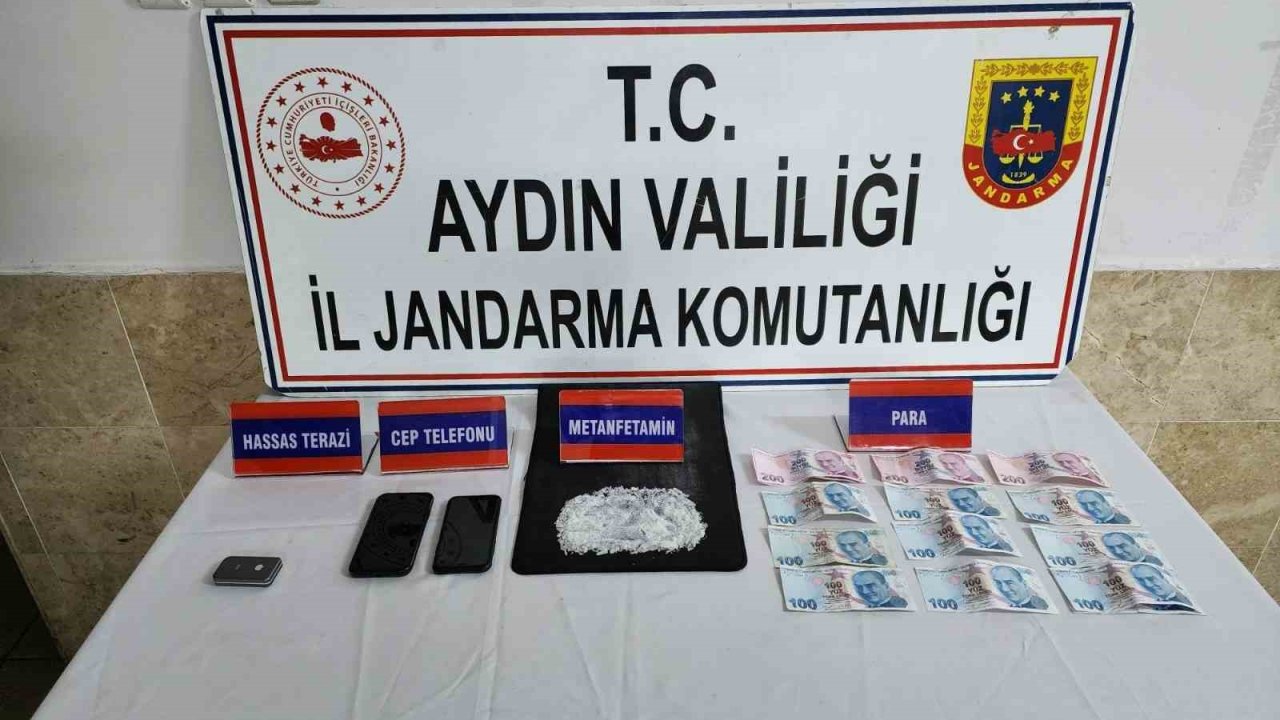 Uyuşturucuyu vites topuzuna gizlediler, jandarmadan kaçamadılar